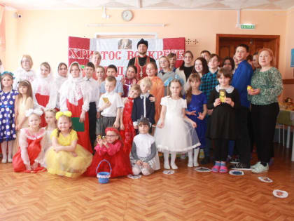 Воскресная школа Тогурского храма поздравила с Пасхой Христовой детей и сотрудников Центра помощи помощи детям, оставшимся без попечения родителей, имени М.И.Никульшина