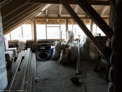 Скопившийся снег привел к разрушению участка крыши многоквартирного дома на Кулагина