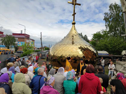 На Покровский храм г. Асино установили главный купол