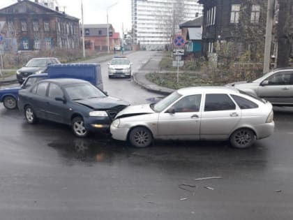 Nissan и Lada Priora столкнулись на Московском тракте, пострадал 11-летний мальчик