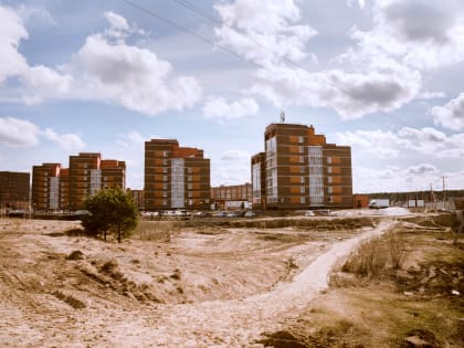 В микрорайоне Северный парк совершен пасхальный молебен в обустраиваемом временном храме