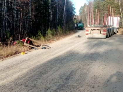 Грузовик и мотоцикл столкнулись в Томской области. Двое погибли