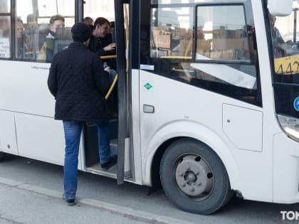 В Томске в лицо женщине отлетело колесо, отвалившееся от маршрутки