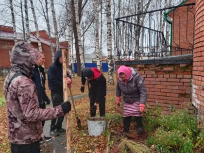 Студенты Парабельского техникума помогли благоустроить территорию храма