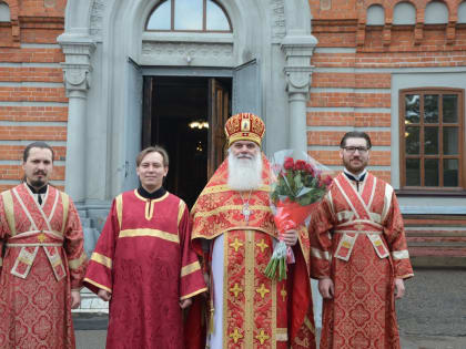 В понедельник Светлой седмицы глава Томской митрополии возглавил литургию в Петропавловском соборе Томска