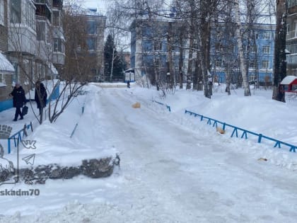 В Томске продолжают очищать проезды после снегопада
