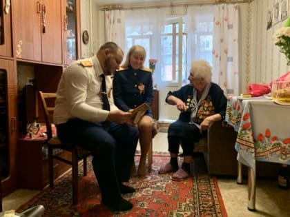Сотрудники СО по Октябрьскому району г. Томск в преддверии Дня Победы навестили ветерана Великой Отечественной войны
