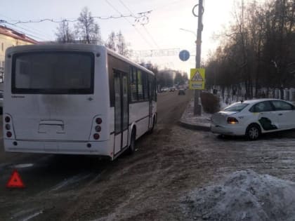 Маршрутка и такси столкнулись в центре Томска: водитель такси доставлен в больницу