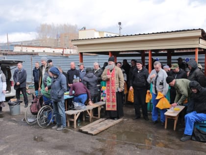 В Светлый четверг к празднованию Воскресения Христова присоединились бездомные