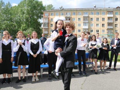 «Последний звонок, простые слезы. Учителям мы дарим розы»