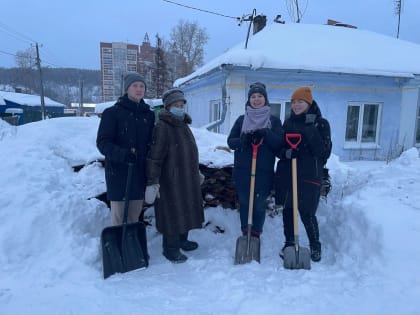 Волонтеры помогли одинокой томичке убрать снег