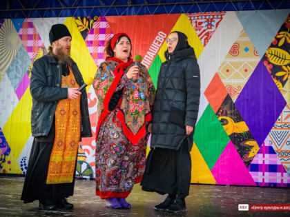 Народные гуляния прошли в день Пасхи в г. Колпашево