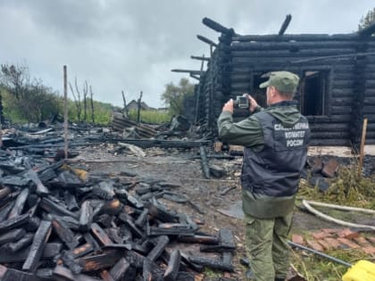 Семь человек погибли при пожаре в селе в Томской области