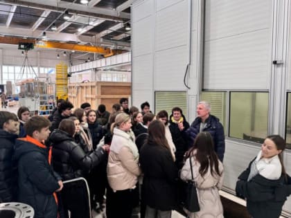 Депутат Иван Пушкарев провел экскурсию для томских старшеклассников по цехам электромеханического завода