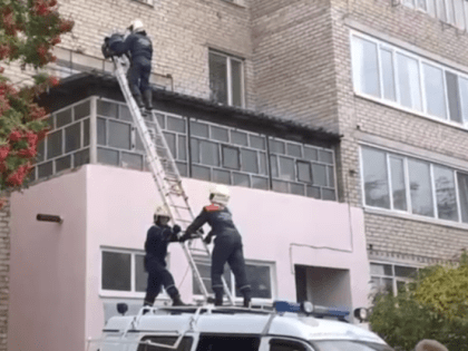 В Томске дети скинули девочку с окна, она выжила