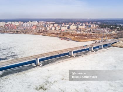 На Северном мосту через Томь перекрыли две полосы для ремонта. Он продлится 2 года
