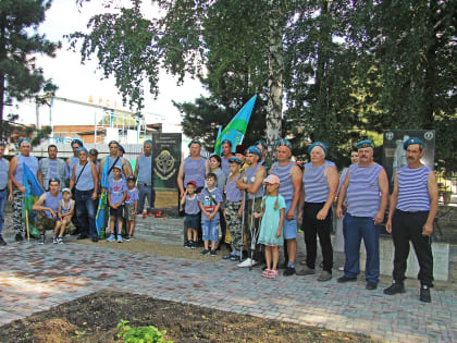 На открытии стелы – десантники и верующие