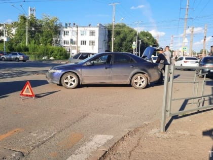 На пересечении Комсомольского и Енисейской столкнулись два автомобиля