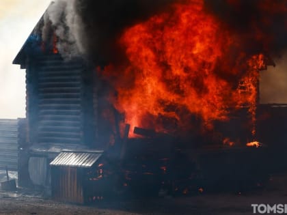 В Томске на Степановке загорелся брусовой дом