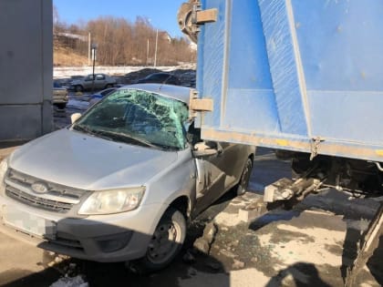 В томском дворе мусоровоз без водителя разбил машину с людьми в салоне