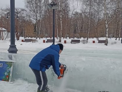Ледовые фигуры начали демонтировать на площади Новособорной в Томске