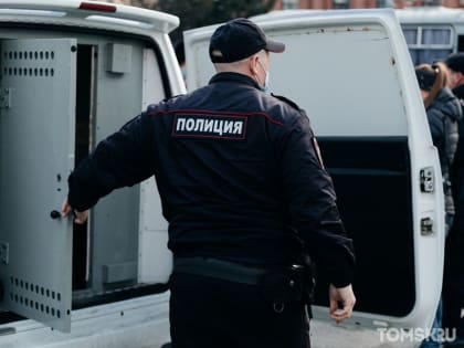 Два телефона, портативная колонка и 19 000 рублей: злоумышленник похитил рюкзак у томича