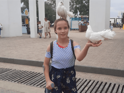 Благотворительный фонд просит томичей помочь 17-летней Оле с ДЦП