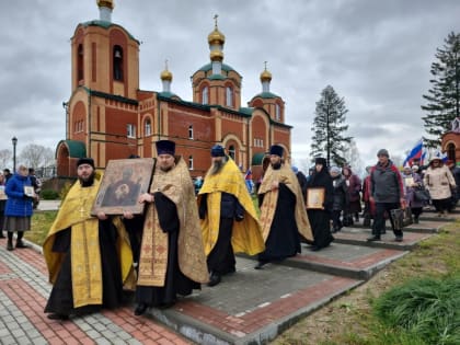 Крестный ход с молитвой о воинах прошел по улицам Колпашева
