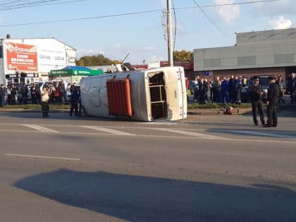 Маршрутка врезалась в опору ЛЭП и перевернулась на бок в Томске