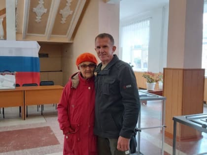 Сенатор Владимир Кравченко наблюдает за референдумом в ЛНР
