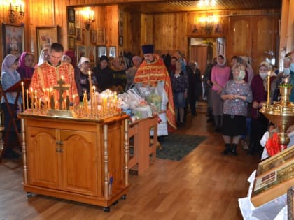 В день Радоницы в храмах Колпашевской епархии совершалось пасхальное поминовение усопших