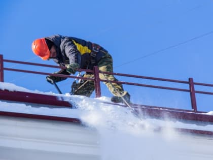 Более 670 снежных навесов убрали с томских крыш с начала января