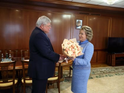 Губернатор Сергей Жвачкин показал председателю Совета Федерации Валентине Матвиенко выставку достижений региона и подарил уникальный томский кедр