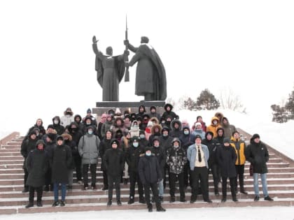 Студенты колледжей и техникумов возложили цветы в Лагерном саду в День Героев Отечества