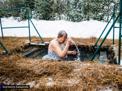 Томичам напомнили, кому можно купаться в проруби на Крещение