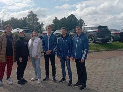 Молодогвардейцы присоединились к торжественному поднятию государственного флага Российской Федерации