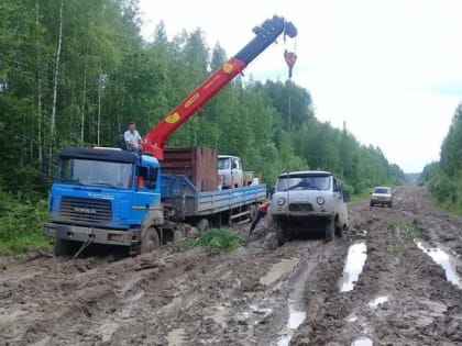 Томичи расчищают дорогу до Красного Яра с заблокированными авто