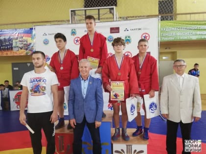 Томские самбисты завоевали медали в Бийске