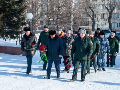 Мэр Северска Николай Диденко возложил цветы к мемориалу погибшим воинам
