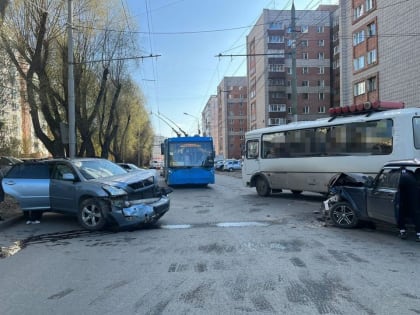 Мужчина попал в больницу после лобового столкновения на улице Лазо в Томске