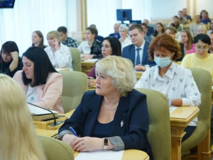 Помощникам депутатов рассказали об услугах социального обслуживания