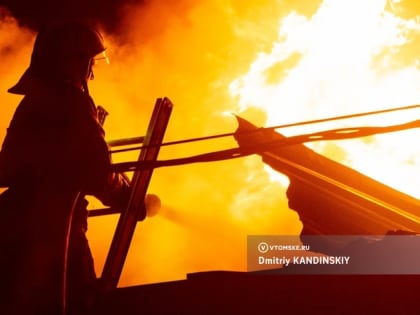 Деревянная двухэтажка горит на Войкова в Томске