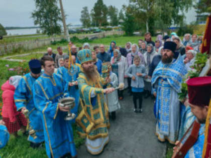 В Престольный праздник храма в честь Нерукотворного Образа села Каргасок правящий архиерей совершил Божественную Литургию