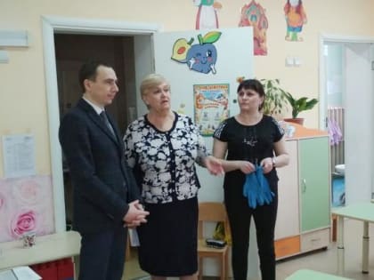 Дмитрий Буинцев вручил грамоты сотрудникам детского сада № 54