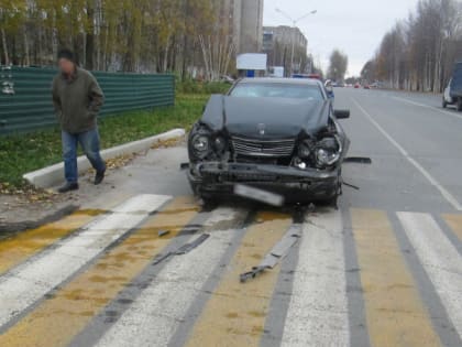 Пьяный водитель Mercedes-Benz врезался в "Волгу" в Стрежевом и получил серьёзные травмы