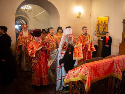 В праздник в честь иконы Божией Матери «Живоносный источник» в Богородице-Алексиевском монастыре была совершена архиерейская Божественная литургия