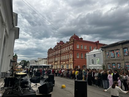 ТЮЗ закрыл театральный сезон спектаклем и уличным концертом