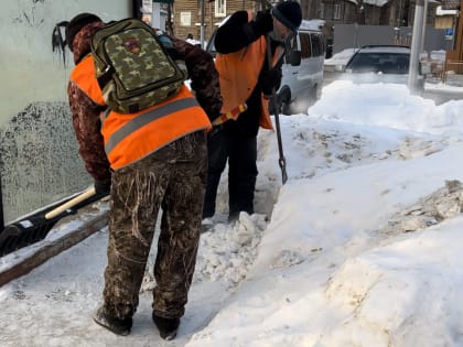 В Томске продолжают очищать пешеходные переходы и остановки