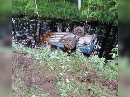 Пять человек перевернулись на легковушке и захлебнулись в канаве с водой