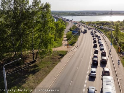 Томичи стоят в пробках на выездах из города через Коммунальный и Северный мосты